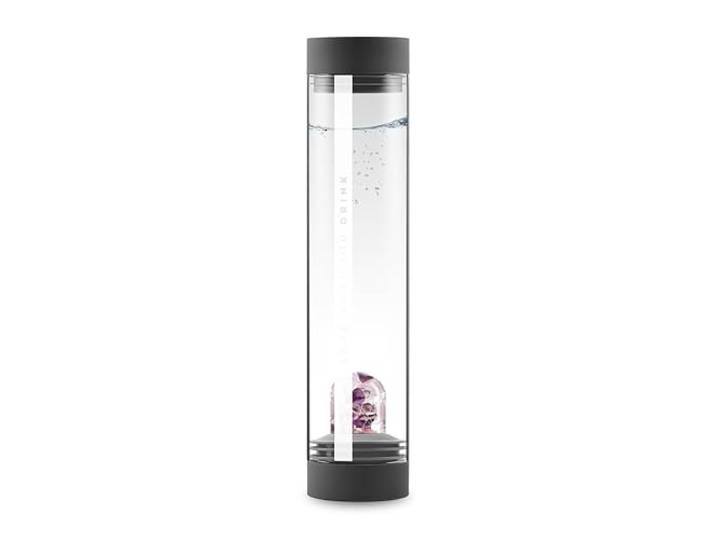 VitaJuwel Sana WELLNESS lava black Karaffe aus Glas mit Edelsteinen (Amethyst, Rosenquarz & Bergkristall) – beruhigend, ausgleichend, entspannend
