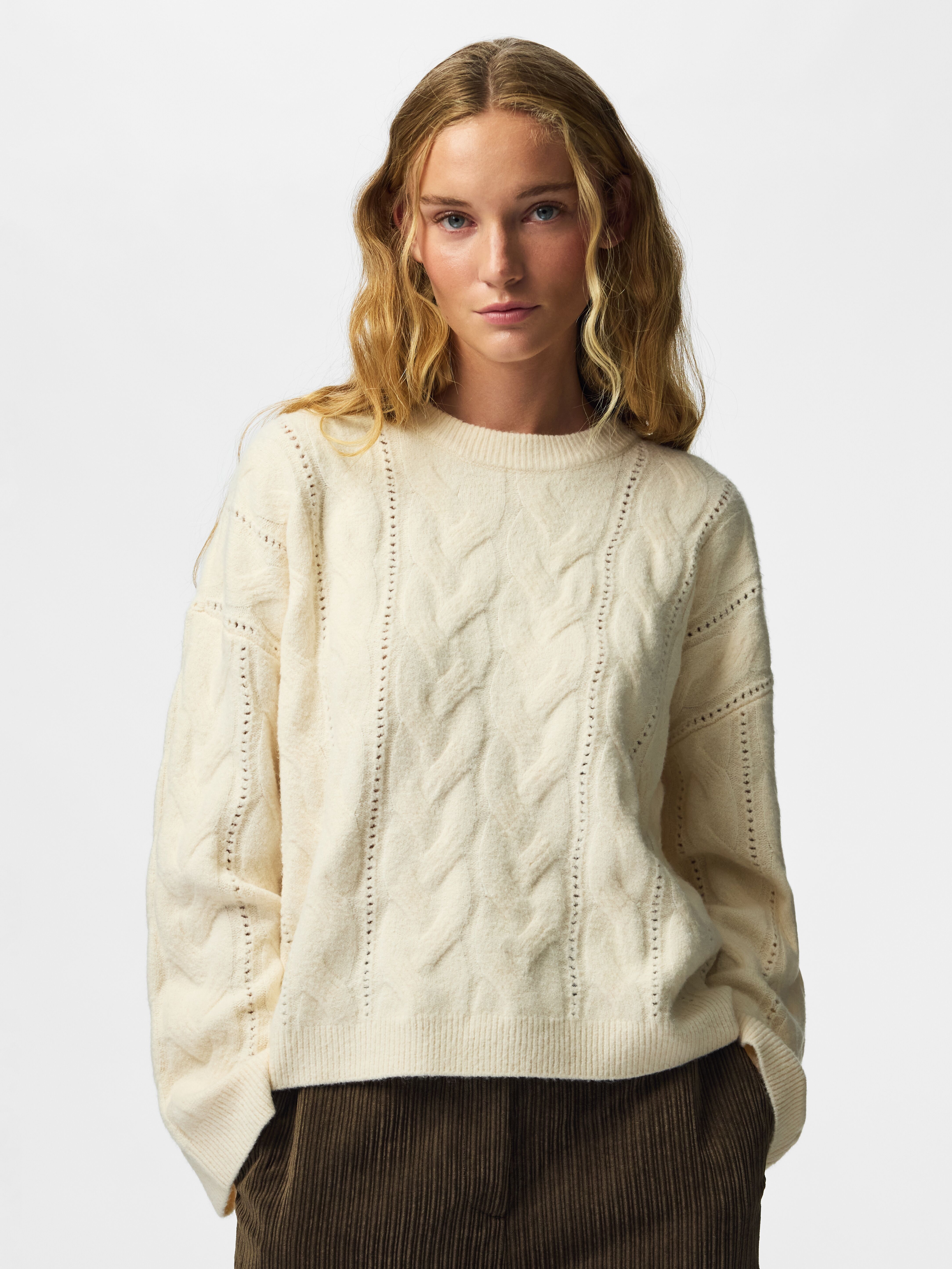 Strickpullover PIECES "PCKATHY LS O-NECK CABLE KNIT NOOS BC", Damen, Gr. L, beige (birch detail:melange), Strick, Obermaterial: 98% Polyester, 2% Elasthan, meliert, normal, Rundhals, Pullover Strickpullover, Materialmix, Zopfstrickmuster birch detail:mela