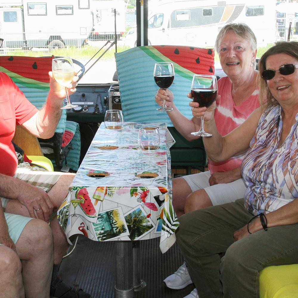 mydays Weintour mit Oldtimerbus für 4 Rostock (4 Std.); Erlebnis verschenken oder selbst erleben; Gutschein für 4 Person(en)