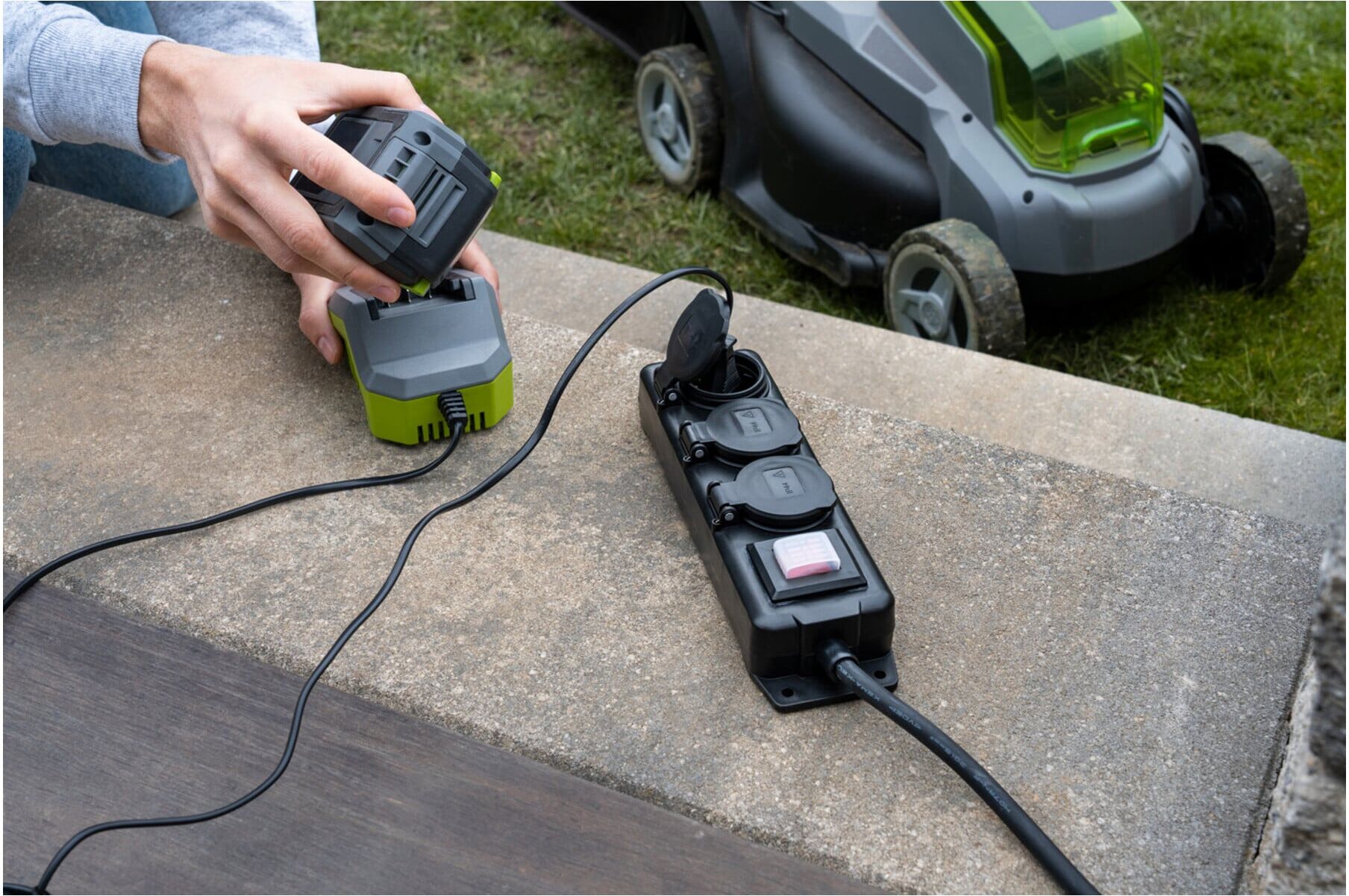 Brennenstuhl Steckdosenverteiler IP44 3-fach (Outdoor Steckdosenleiste mit Schalter, 2m Kabel, selbstschließende Deckel, Mehrfachsteckdose für außen f (1159950013)