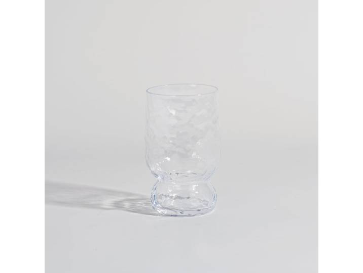 Klarer, gehämmerter Glasbecher
