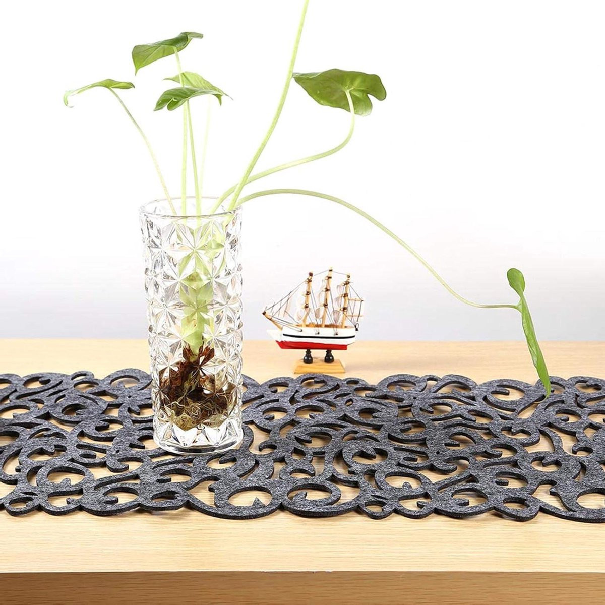 Donkergrijs Tafelkleed Runner met Opengewerkt Bloemmotief - 102 x 29 cm