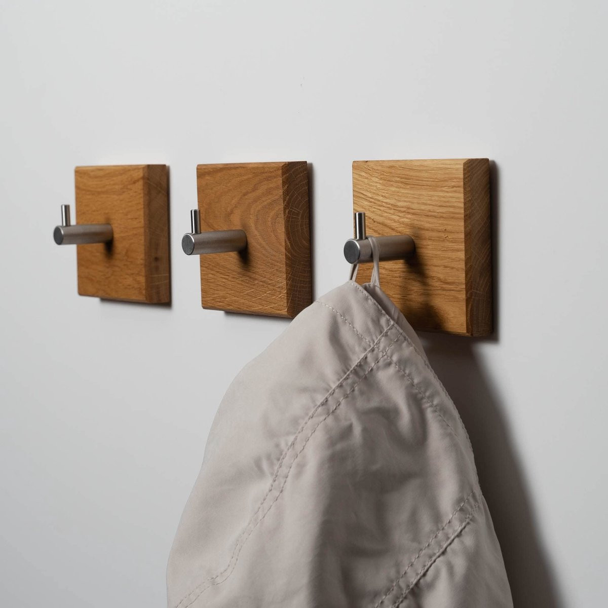 Omgoods Set van 3 handgemaakte wanddecoratiehaken van eikenhout