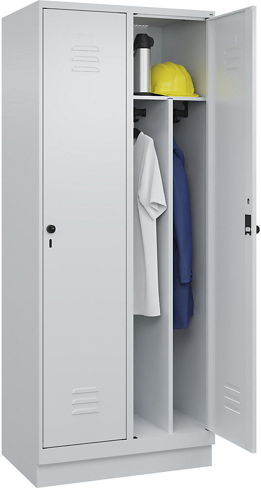 Schwarz-Weiß-Spind Classic PLUS, schmal, 2 Abteile, verkürzte Trennwand mittig, lichtgrau, B 800 mm, mit Bodensockel, Drehriegel, Trennwand mittig C+P