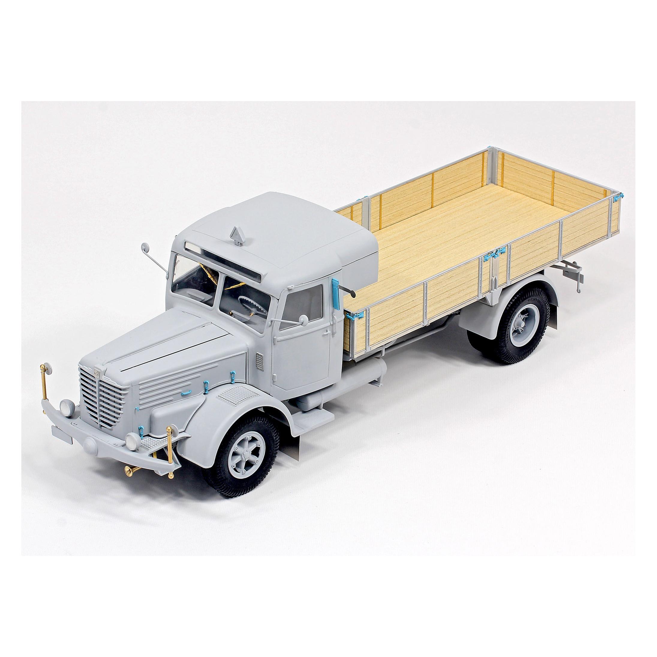 Revell Büssing 8000 S 13 mit Trailer "Platinum Edition (7580)