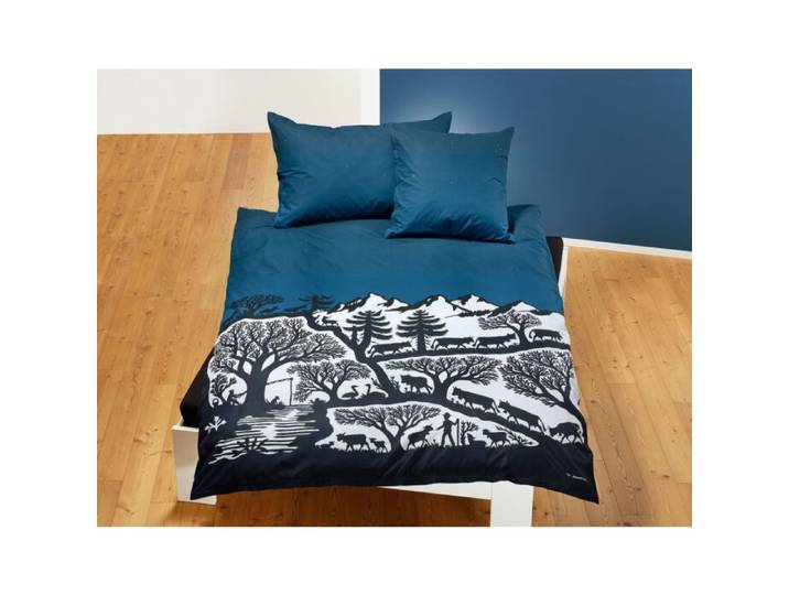 Bettwäsche mit Alpenkulisse schwarz-weiss auf blauem Hintergrund – Kissenbezug – 65x65 cm