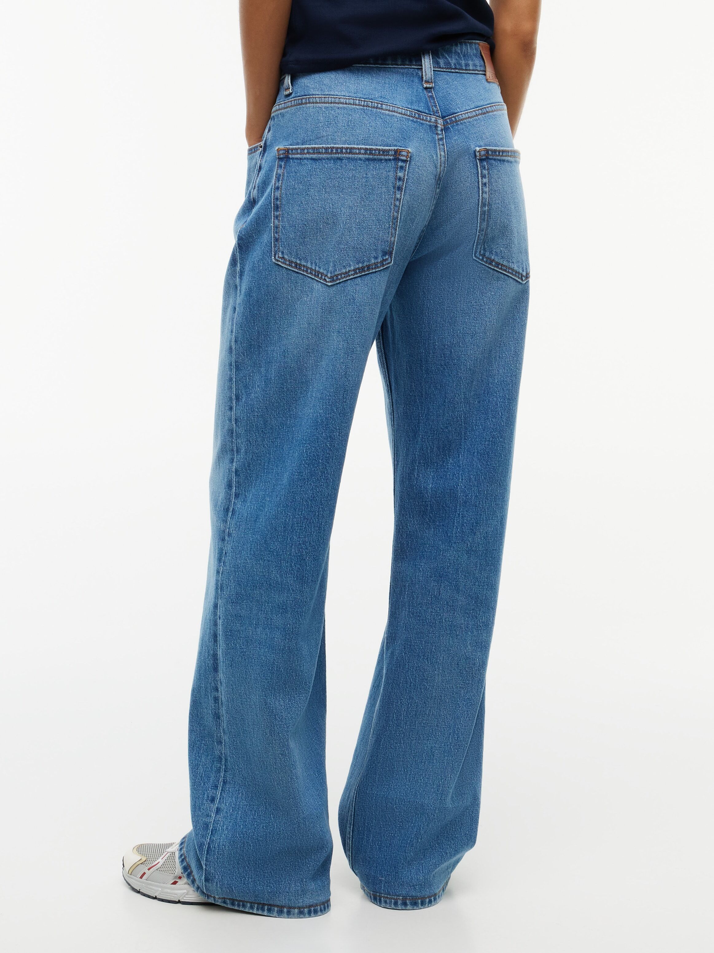 Relax-fit-Jeans TOMMY JEANS "MIA MID RELAXED STRAIGHT BJ0133", Damen, Gr. 27, Länge 30, blau (denim medium), Denim/Jeans, Obermaterial: 99% Baumwolle, 1% Elasthan, Abriebeffekte, relaxed fit lang, Jeans Relax-fit-Jeans, Baumwollmischung, relaxed fit denim