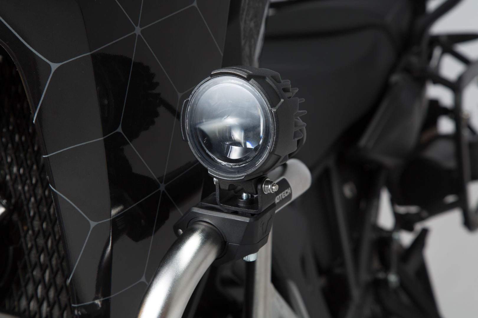 SW-Motech EVO Nebelscheinwerfer-Kit Universal - Schwarz. Mit Sturzbügelklemmen für Scheinwerfer. NSW.00.004.51000/B