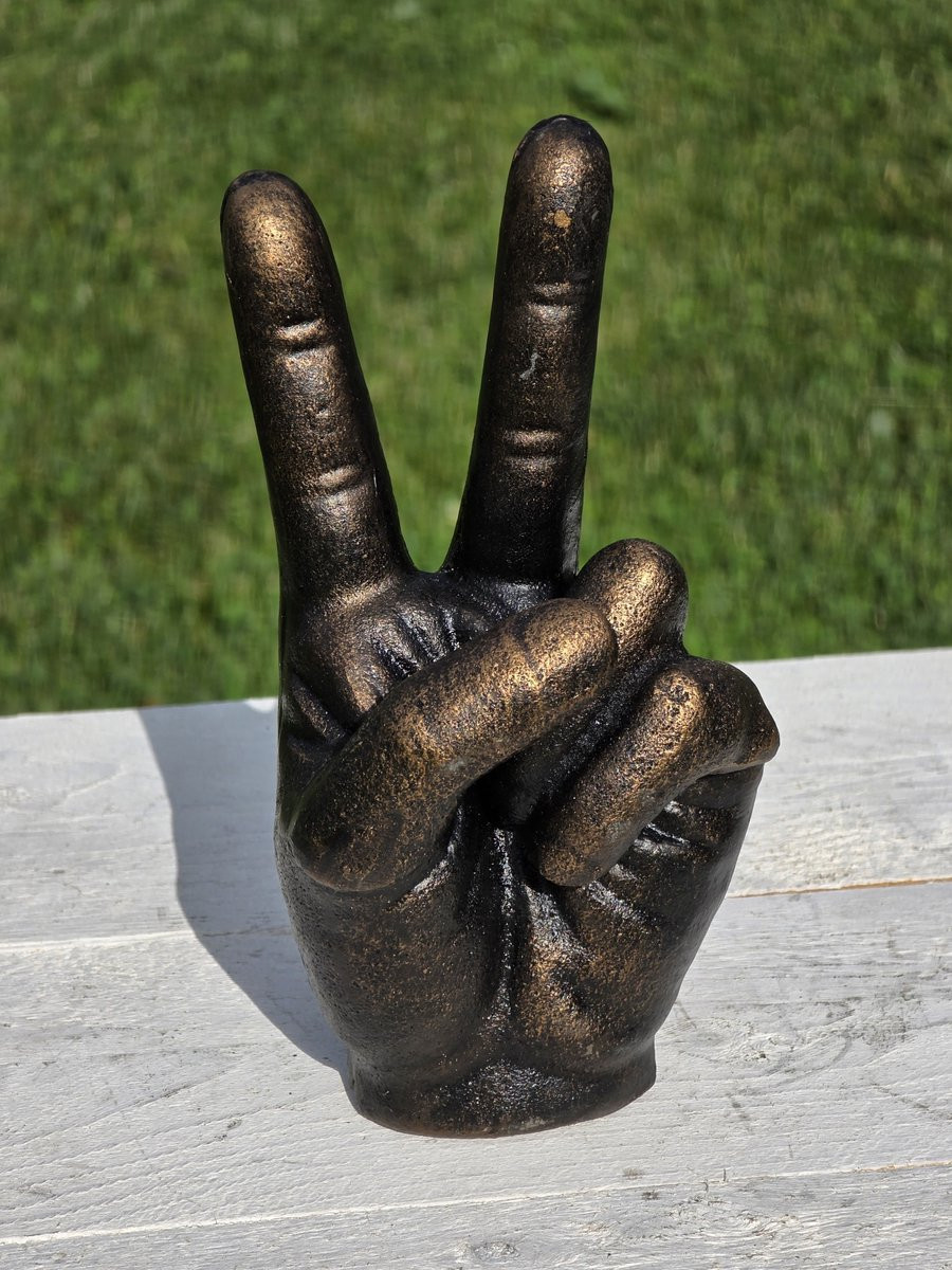 Gietijzeren sculptuur van een tekenhand, Hoogte: 17,5 cm