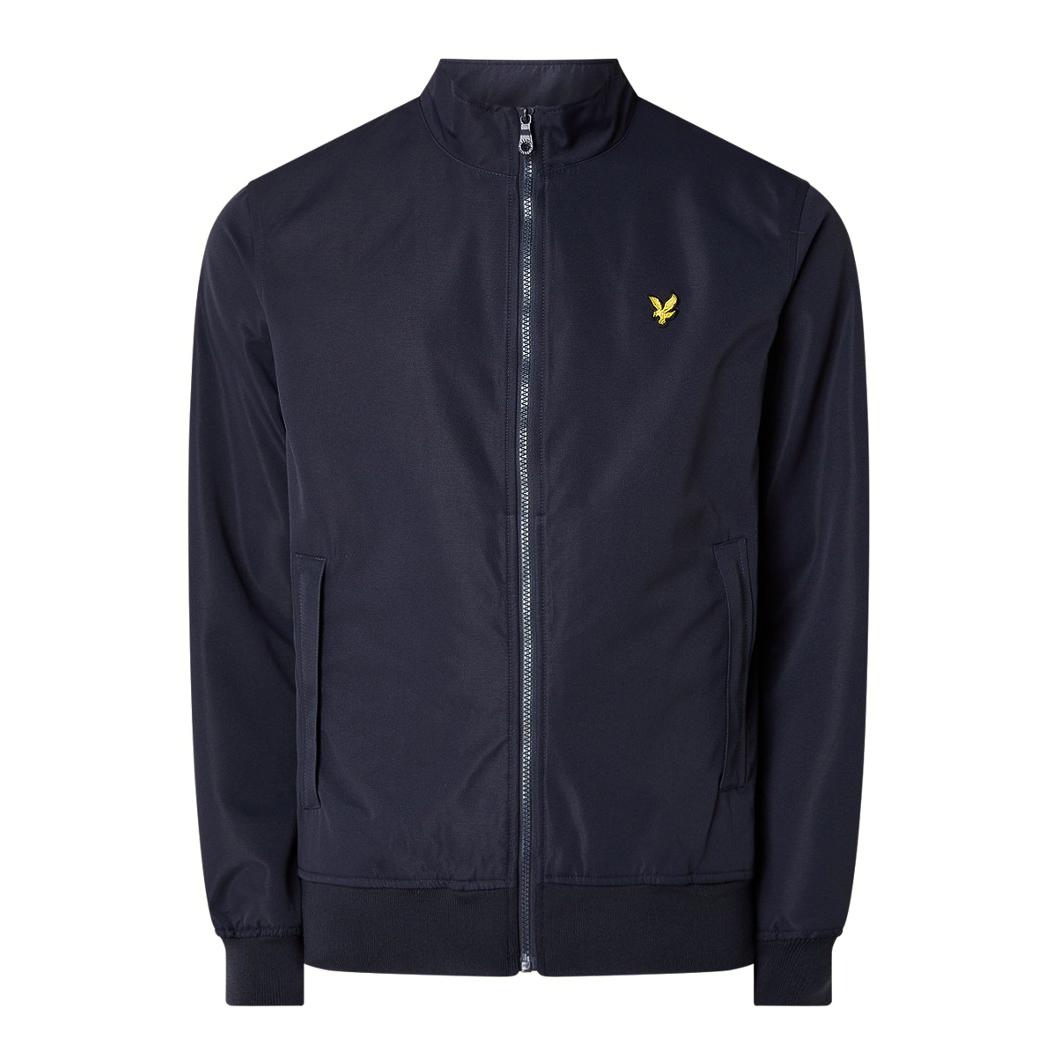 Die Lyle & Scott Trichterhalsjacke mit Mesh-Backing ist mit einem Innennetz ausgestattet, das die Atmungsaktivität fördert. Ein Muss bei Übergangswetter und wenn Sie leichte Jacken mit normaler Passform bevorzugen. Mit durchgehendem Marken-Reißverschluss auf der Vorderseite und Reißverschluss-Handtaschen.