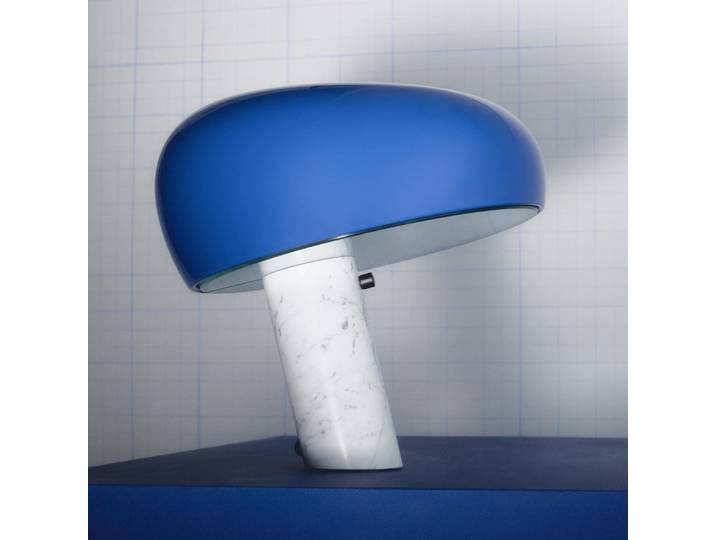Snoopy Tischleuchte mit Dimmer, blau - FLOS - Wohnzimmer - Marmor - Mit Schirm