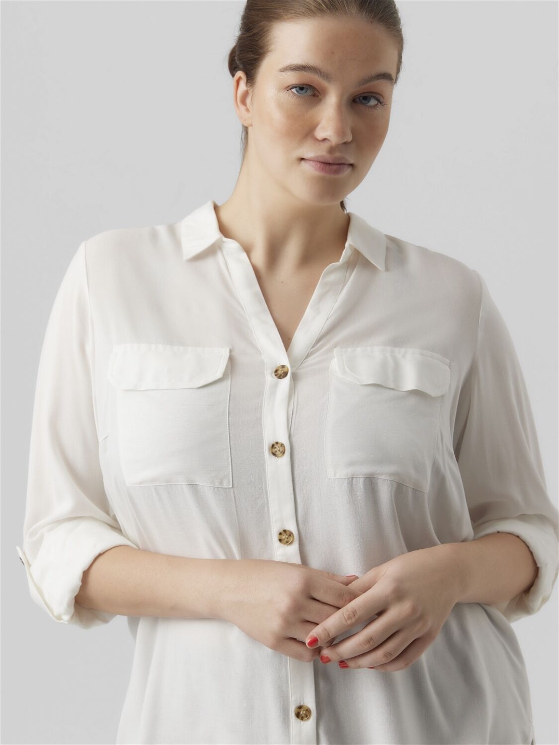 Hemdbluse VERO MODA CURVE "VMBUMPY L/S SHIRT NEW CURVE GA NOOS", Damen, Gr. 48, weiss (snow weiß), Web, Obermaterial: 100% Viskose, unifarben, regular fit hüftbedeckend, V-Ausschnitt, Blusen Hemdbluse snow weiß 48