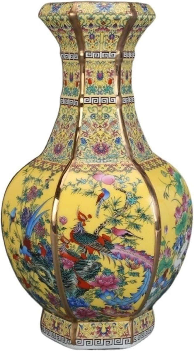 Gele emaille porseleinen vaas met antiek ornament, Hoogte: 26 cm