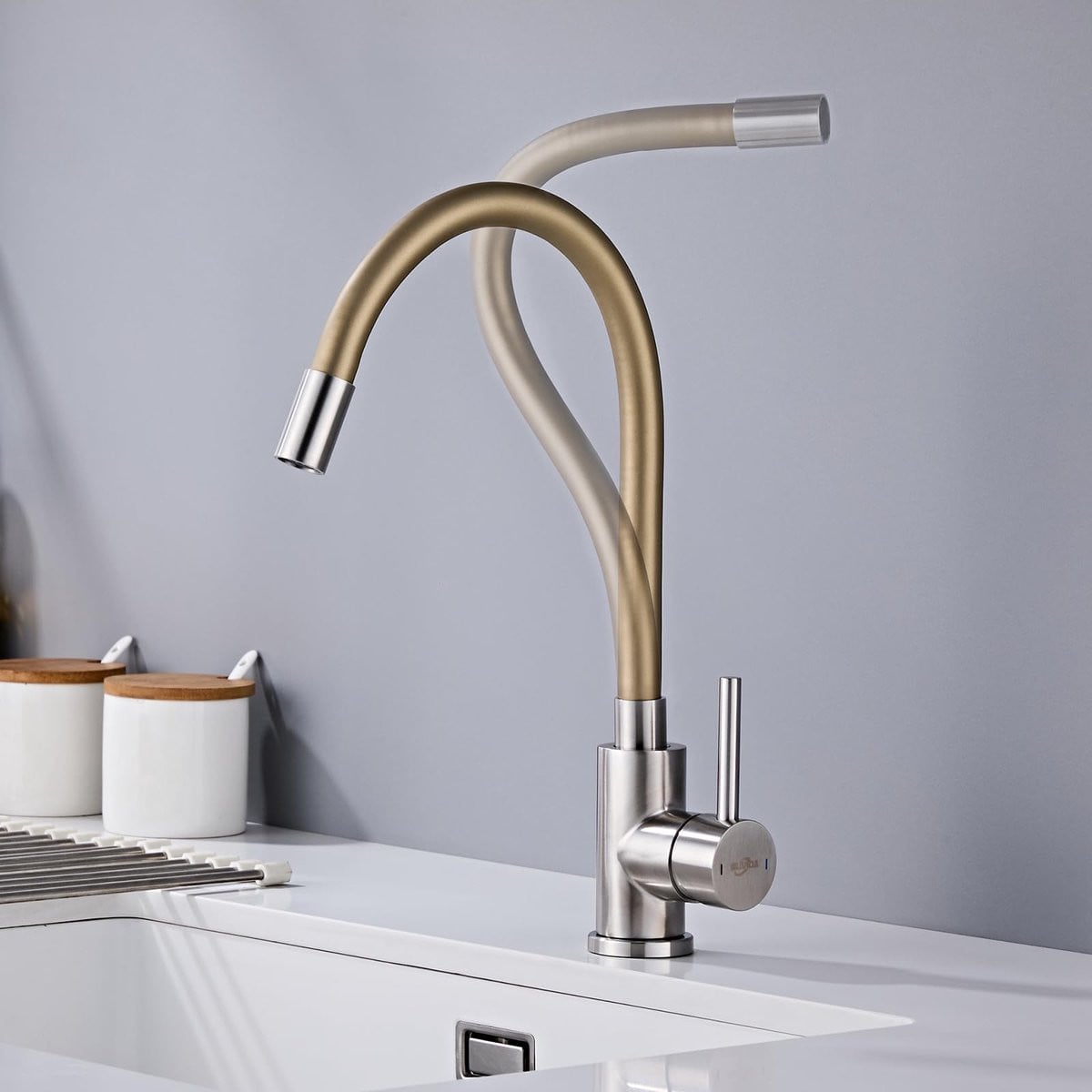 Flexibele 360° draaibare keukenkraan van goudkleurig roestvrij staal met waterbesparende perlator