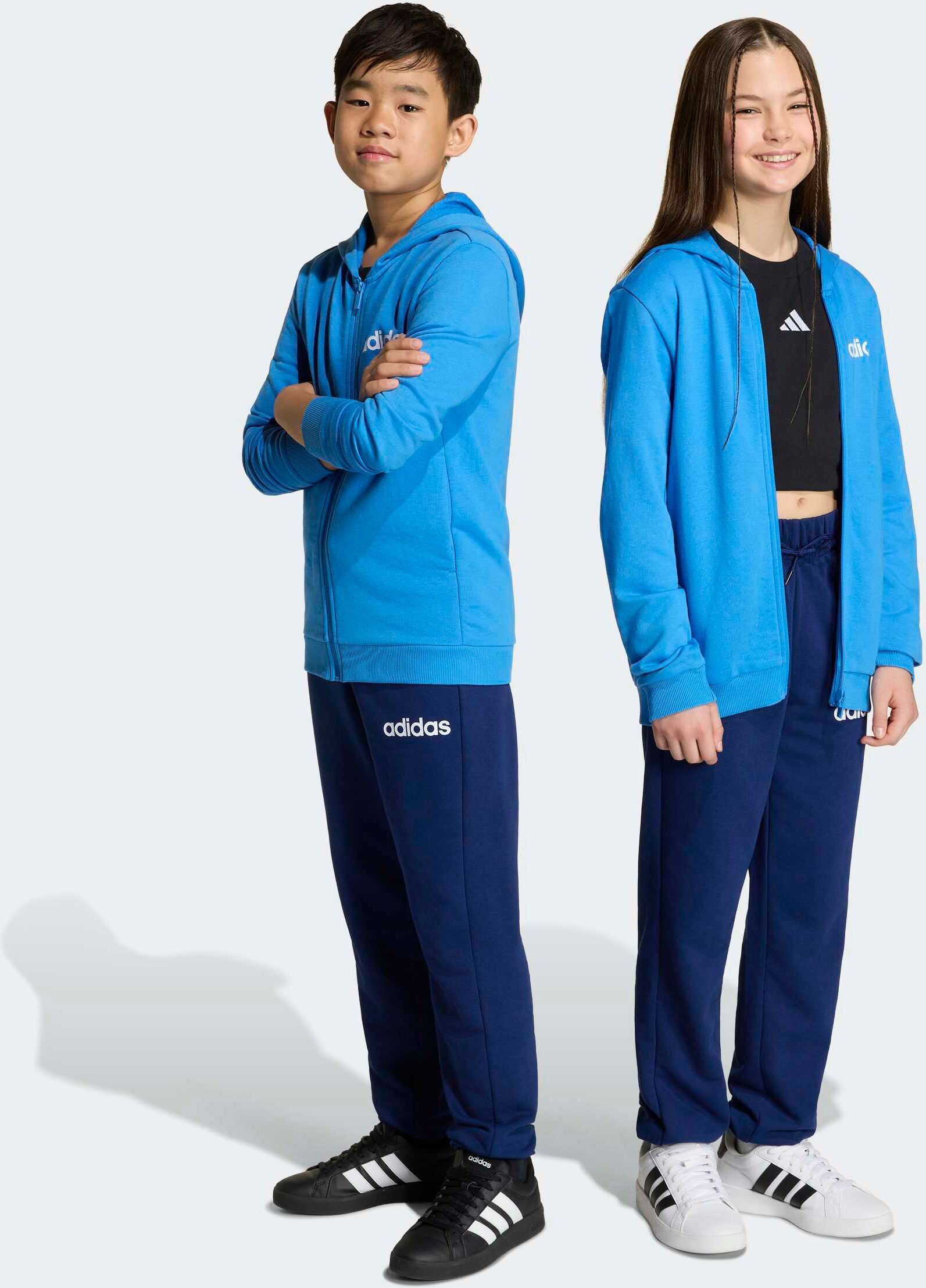 Trainingsanzug ADIDAS SPORTSWEAR "ESSENTIALS KINDER", Mädchen, Gr. 128, blau (ray blau, weiß), Obermaterial: 52% Baumwolle, 48% Polyester, Sportanzüge Trainingsanzug, zweiteilig, aus Baumwolle und Polyester, weiches French Terry ray blau, weiß 128