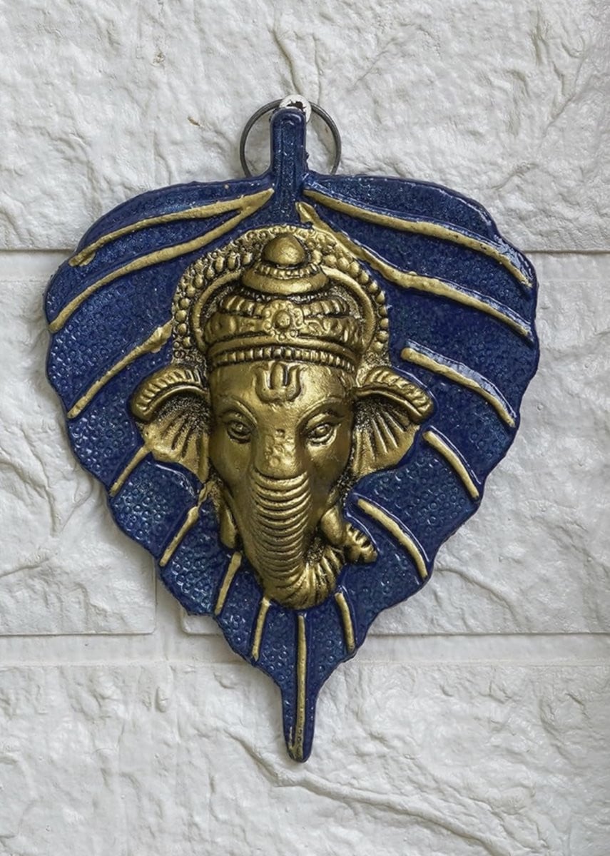 Blauw en gouden wanddecoratie met Lord Ganesha gezicht op blad
