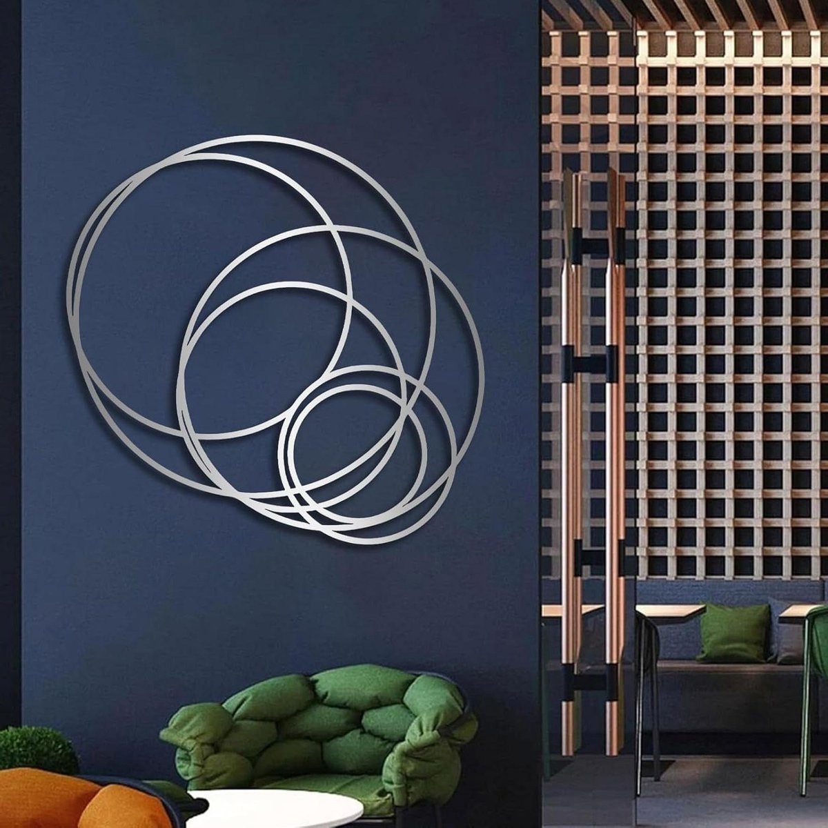 Zilveren ronde metalen wanddecoratie met grafisch lijnenspel - 70 x 69 cm