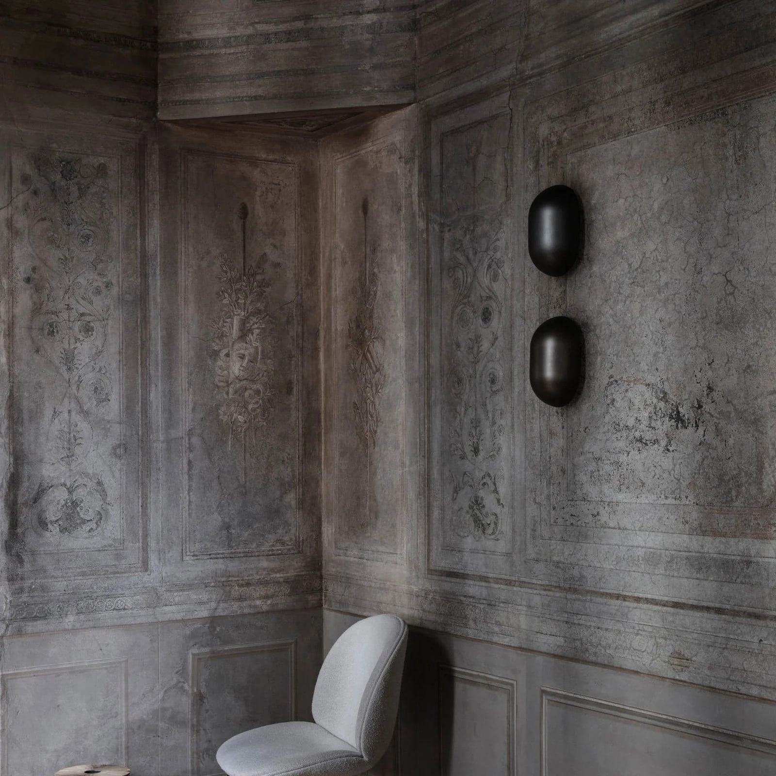 GUBI Howard Wandlamp Gunmetal Metaal