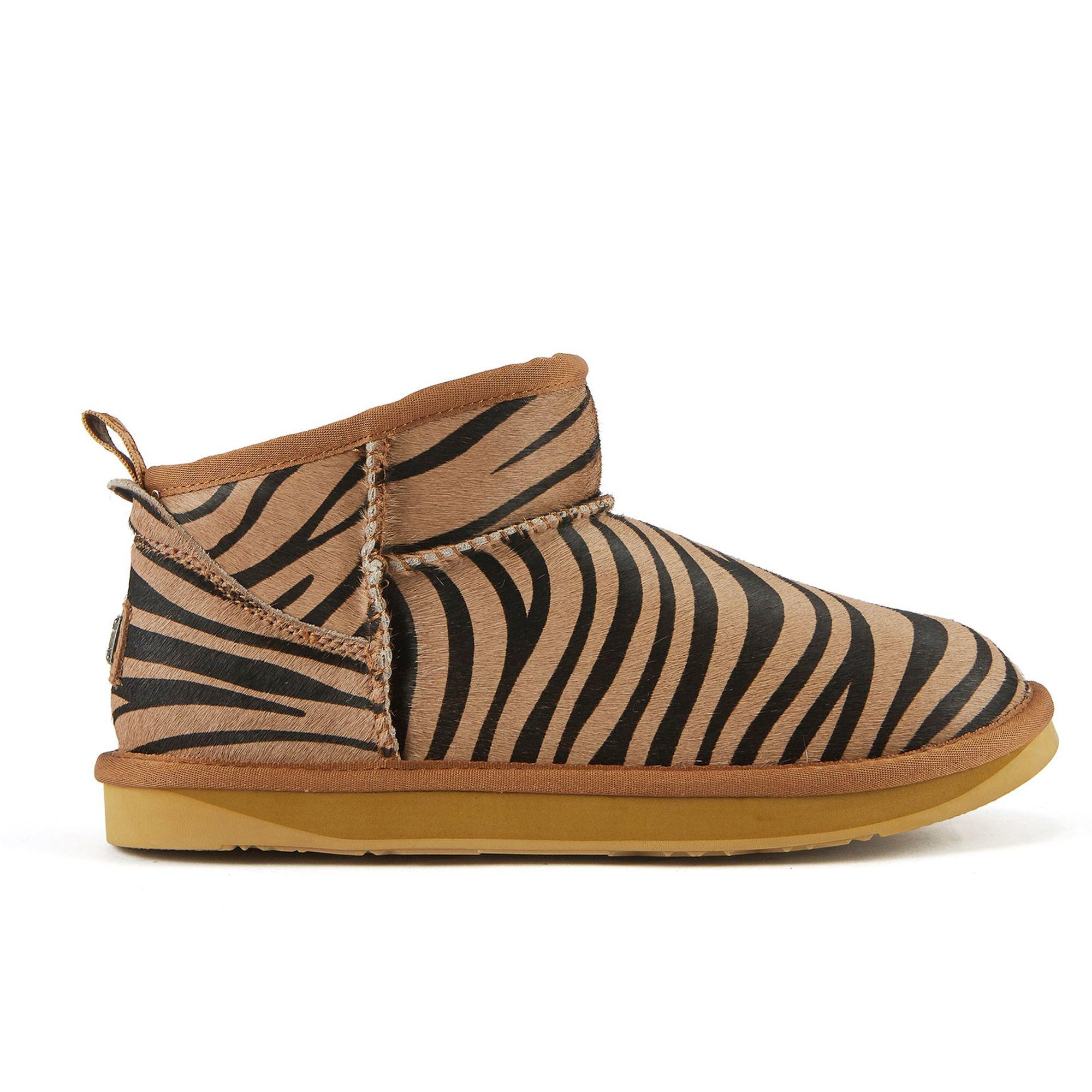 Gemütlicher, ultrakurzer Zebra-Stiefel