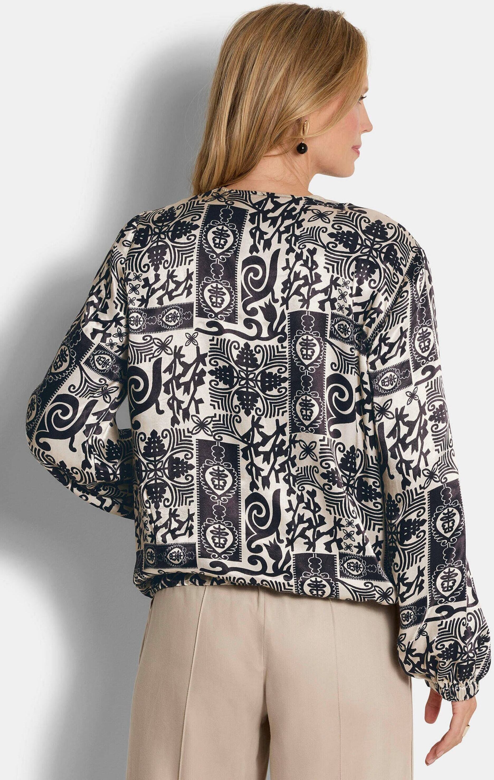 Kurzjacke GOLDNER "Kurzgröße Satinjacke mit Aztekenmuster", Damen, Gr. 19, schwarz (stein, schwarz, gemustert), Obermaterial: 100% Viskose CV., Jacken Kurzjacke, Kordelzug am Saumabschluss