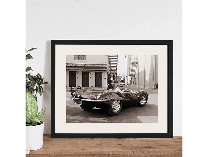 Tableau déco Steve McQueen in Jaguar Cadre : hêtre massif verni Revêtement : plexiglas Multicolore 52 x 42cm