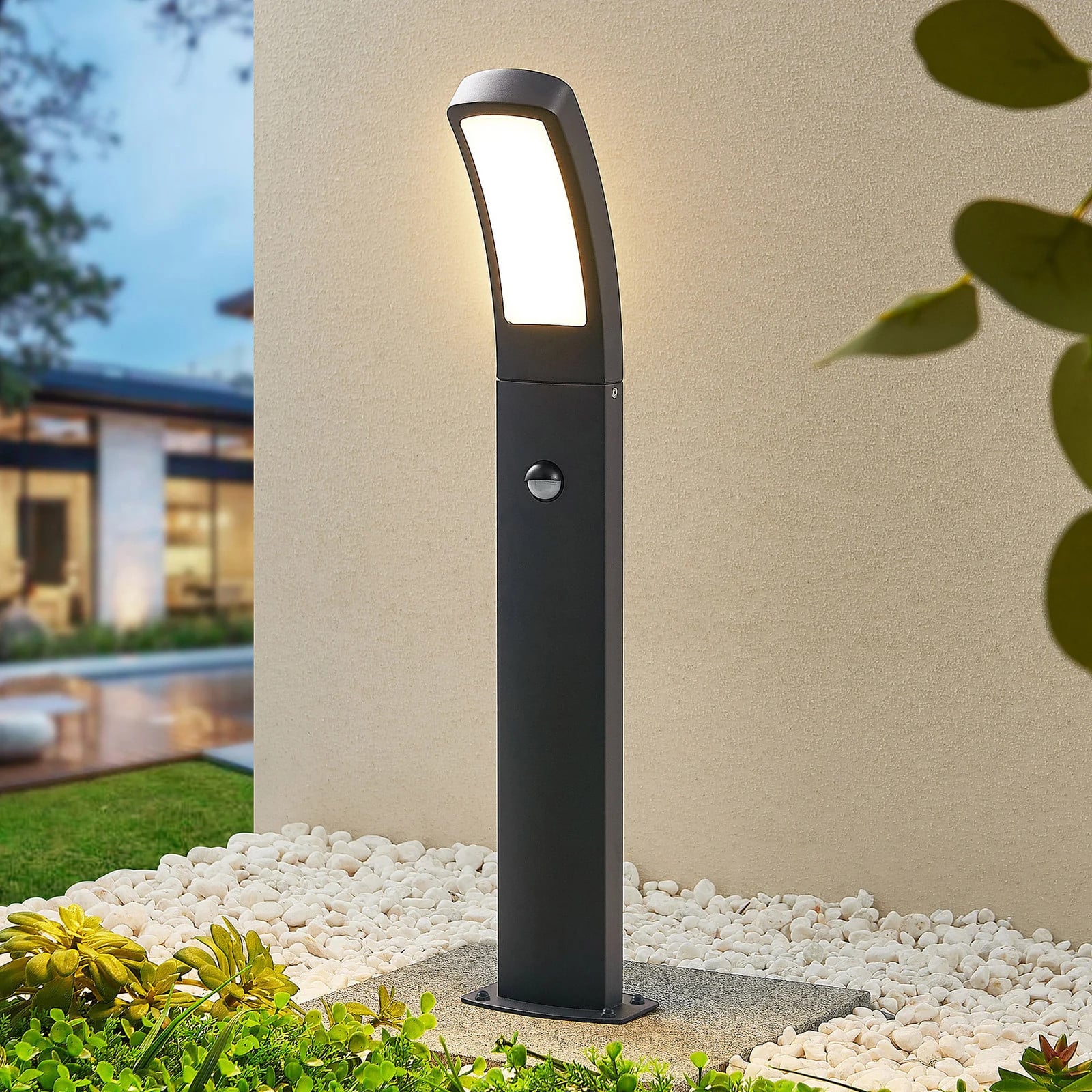 Lindby Moshe LED sokkellamp met bewegingssensor, grijs/zwart, 60 cm