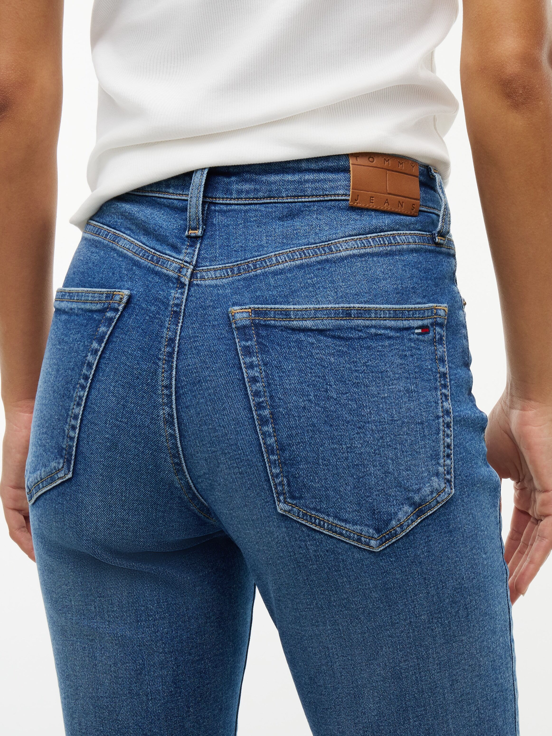 Bootcut-Jeans TOMMY JEANS "SYLVIA HIGH RISE BOOTCUT DJ0239", Damen, Gr. 30, Länge 30, denim medium, Denim/Jeans, Obermaterial: 98% Baumwolle, 2% Elasthan, Abriebeffekte, bootcut fit lang, Jeans Bootcut-Jeans, Baumwollmischung denim medium 30, Länge 30