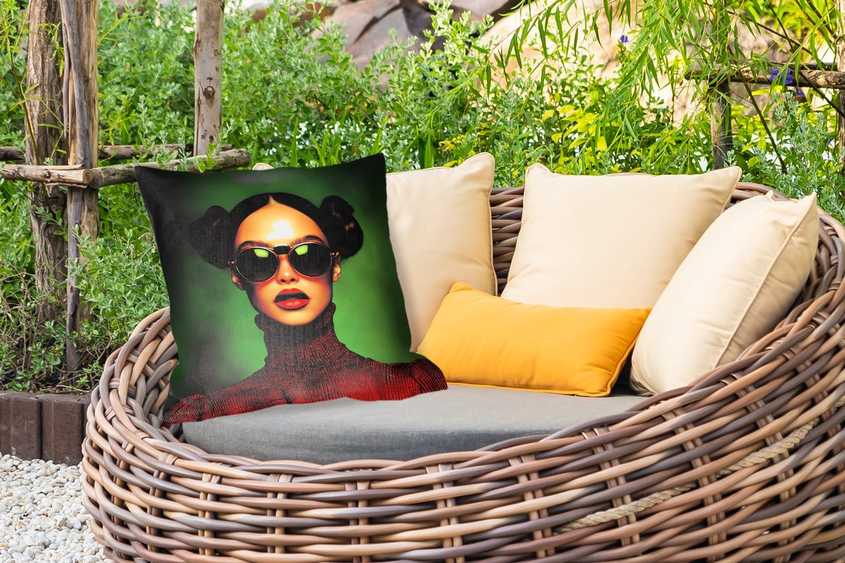 PillowMonkey Buitenkussen Vrouw Groen Bril Aesthetic Modern 50 x 50 cm
