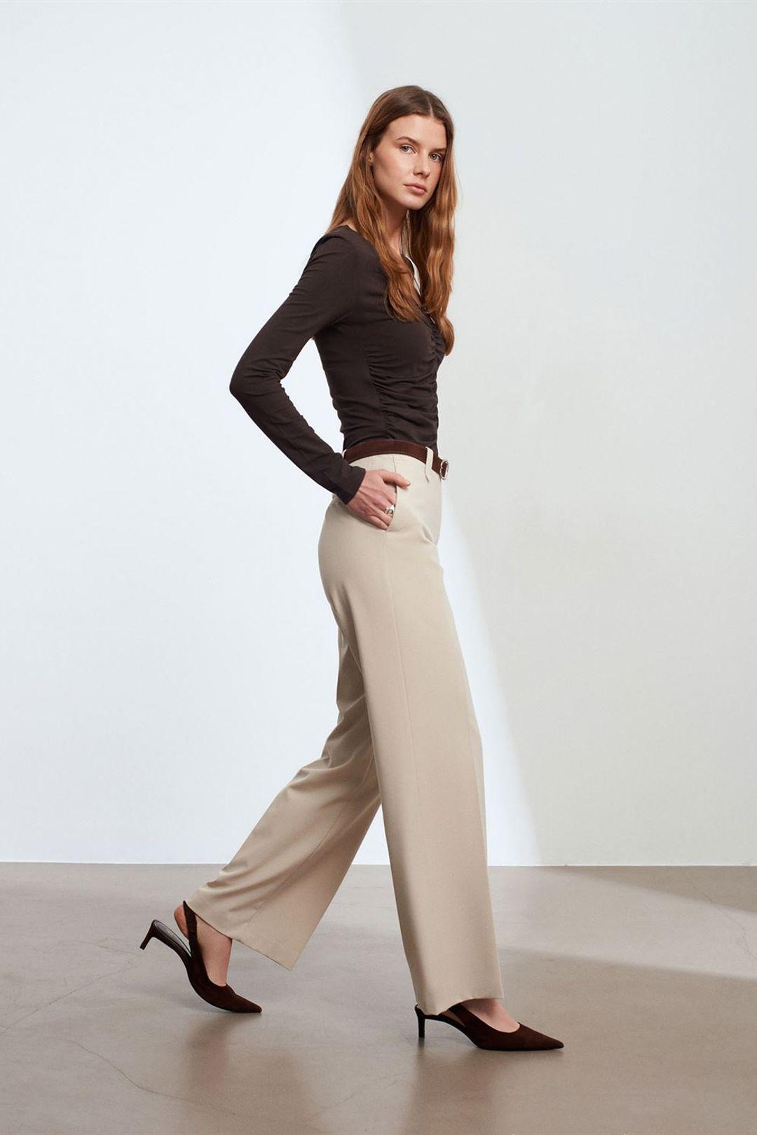Hüfthoheweite Beinschneiderhose aus Krepp