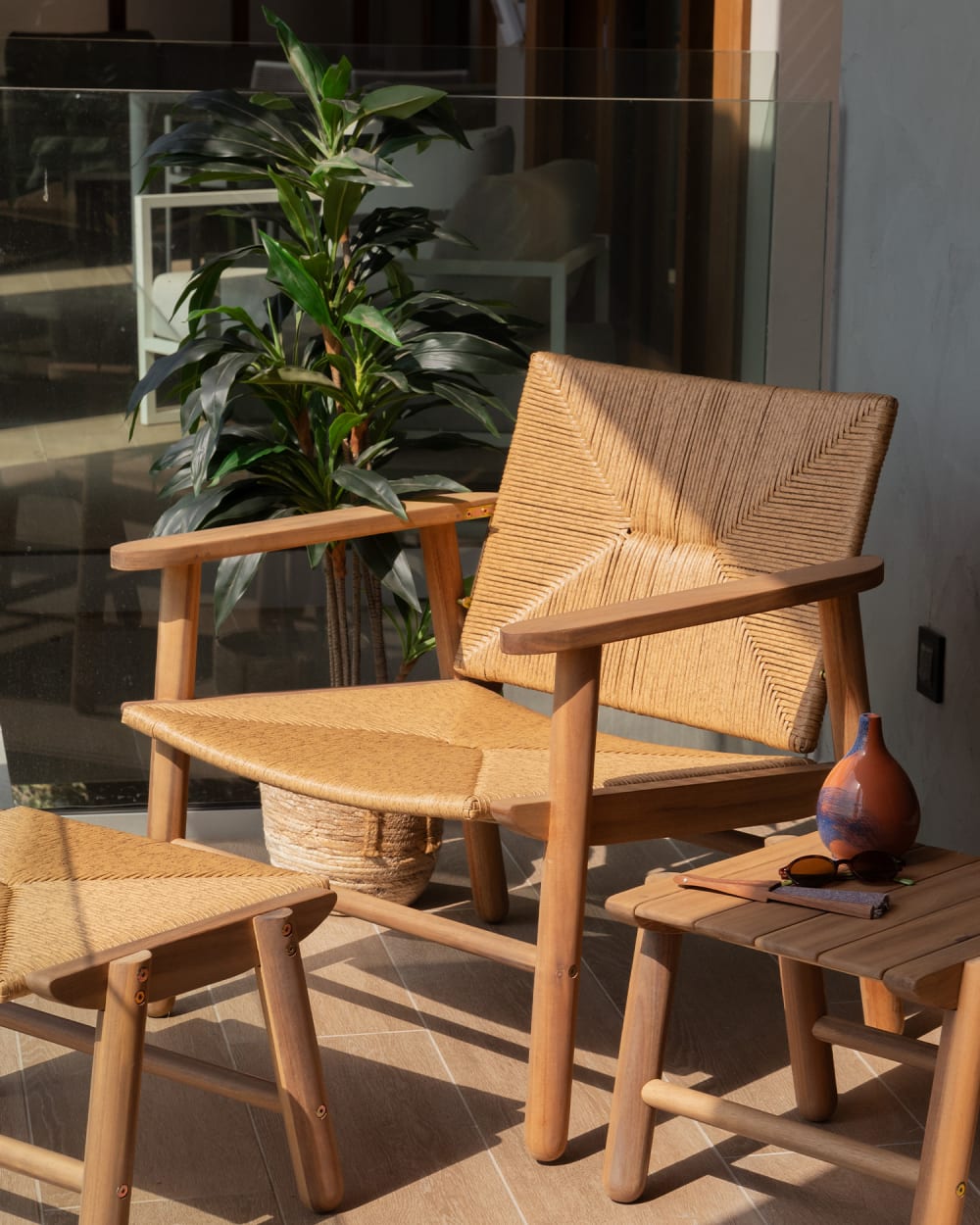 Defora Home Sillón con reposapiés madera