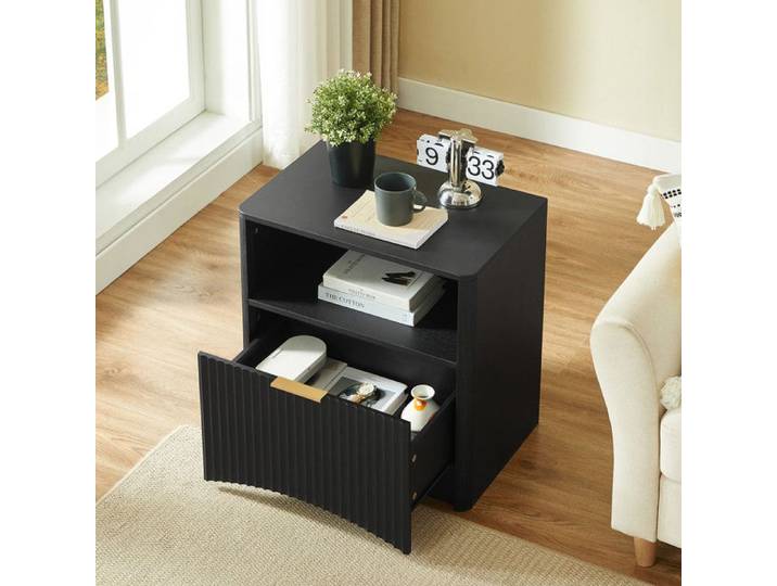 Table de chevet noire avec tiroir design rainuré et poignée dorée 58x38x60 cm