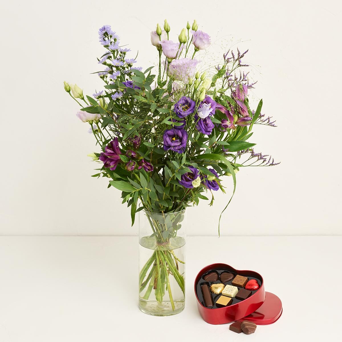 Den fortryllende med chokoladehjerte  Send Blomster  Interflora