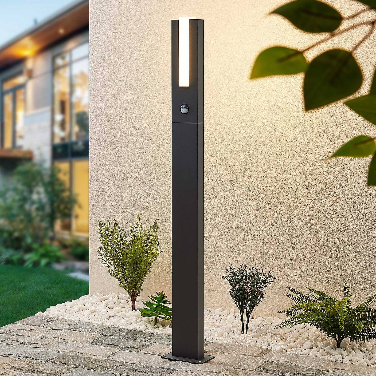 Lucande Virgalia LED tuinpadverlichting met bewegingsmelder, zwart of grijs, Hoogte: 100 cm