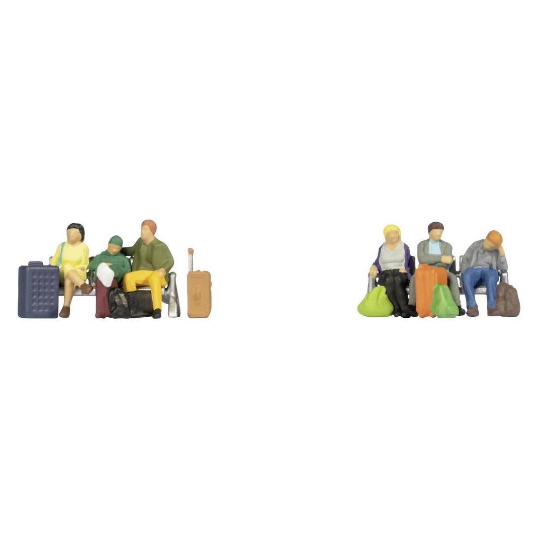 Noch Sitzende Reisende H0 (0015213)
