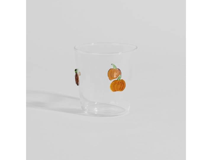 Klarer Glasbecher mit orangefarbenen Kürbismotiven