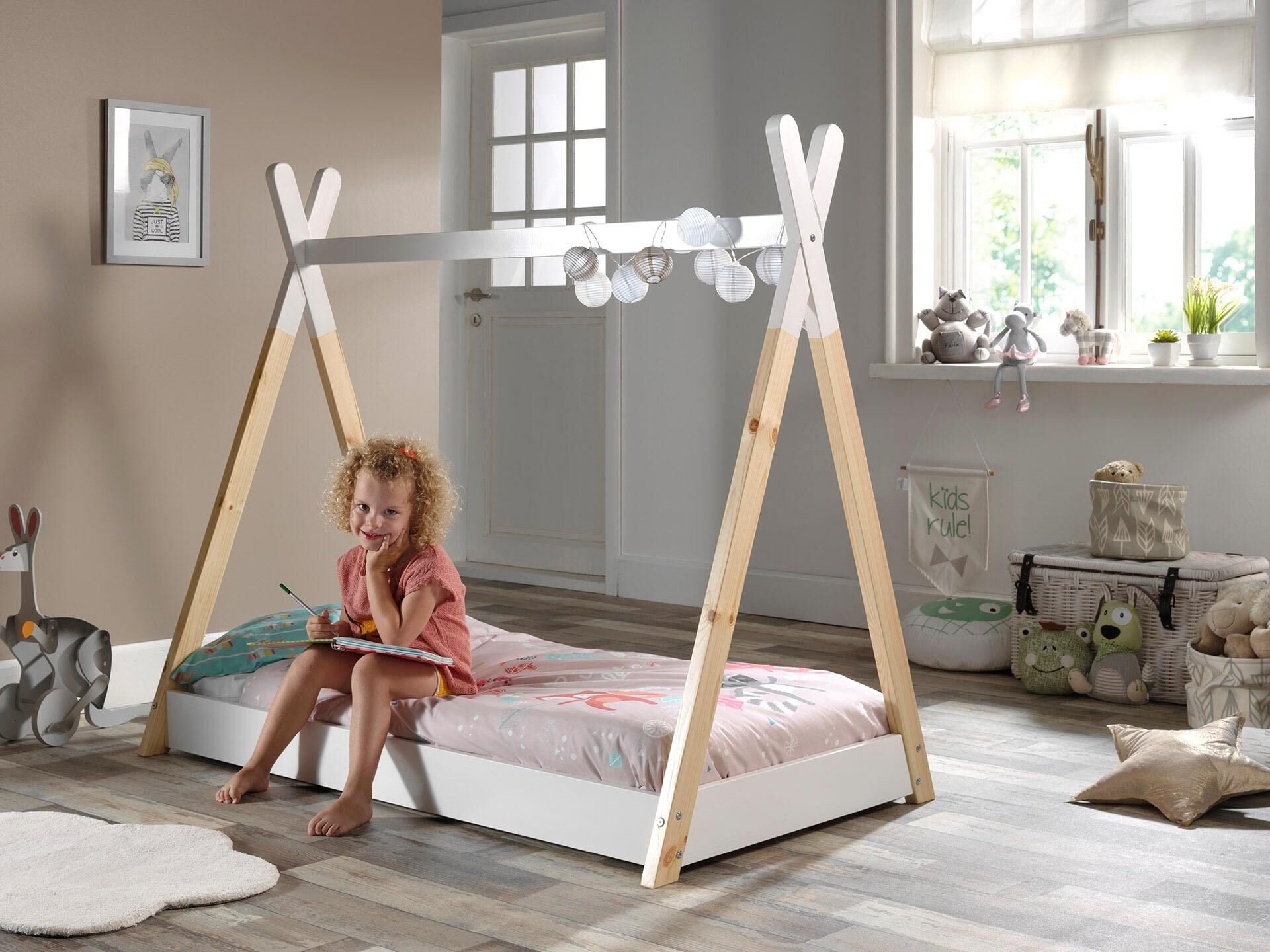 Kinderbett VIPACK "Tipi, mit Querstange in Zelt-Optik, Kiefer massiv", braun (kiefer massiv weiß lackiert, natur), B:85cm H:131cm L:146cm, Betten, Kinderbett, Bodenfreiheit 1,5 cm für bessere Belüftung kiefer massiv weiß lackiert, natur Liegefläche Länge 