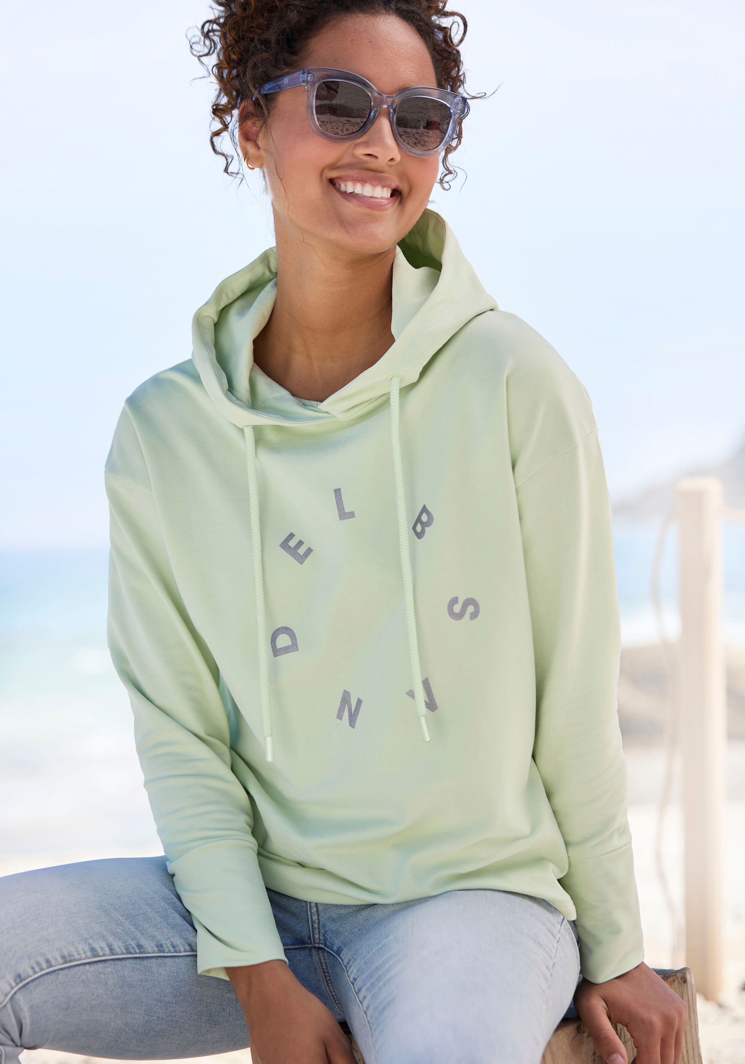 Kapuzensweatshirt ELBSAND "Darisa", Damen, Gr. M (38), grün (pastellgrün), angeraute Sweatware, Obermaterial: 95% Baumwolle, 5% Elasthan, unifarben, figurumspielend hüftlang, ohne Ausschnitt, Sweatshirts Kapuzensweatshirt, mit Logodruck vorne, Hoodie, spo