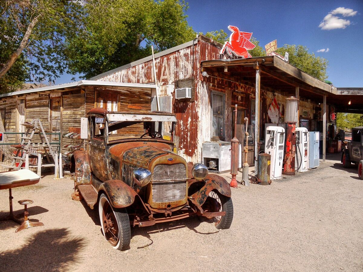 Papermoon "Alte verlassene Tankstelle" bunt B/L: 4,5m x 2,8m, Bahnen: 9 Stk.