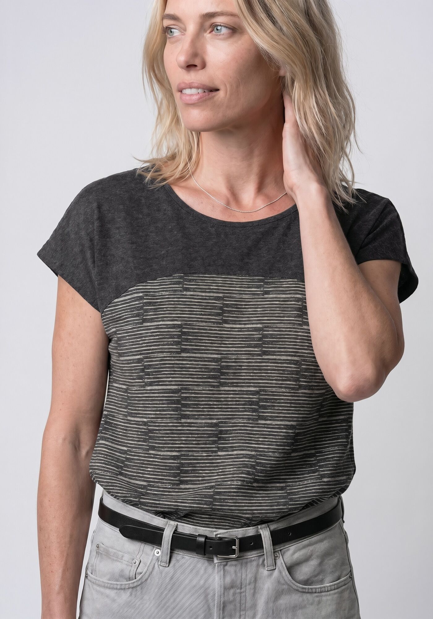 Rundhalsshirt ALIFE & KICKIN "FridaAK B", Damen, Gr. XL (44), grau (moonless stripes), Jersey, Obermaterial: 60% Baumwolle, 40% Polyester, gemustert, figurbetont normal, Rundhals, Shirts Rundhalsshirt, vielseitiges Basic-Shirt mit Herzaufnäher und rundem 