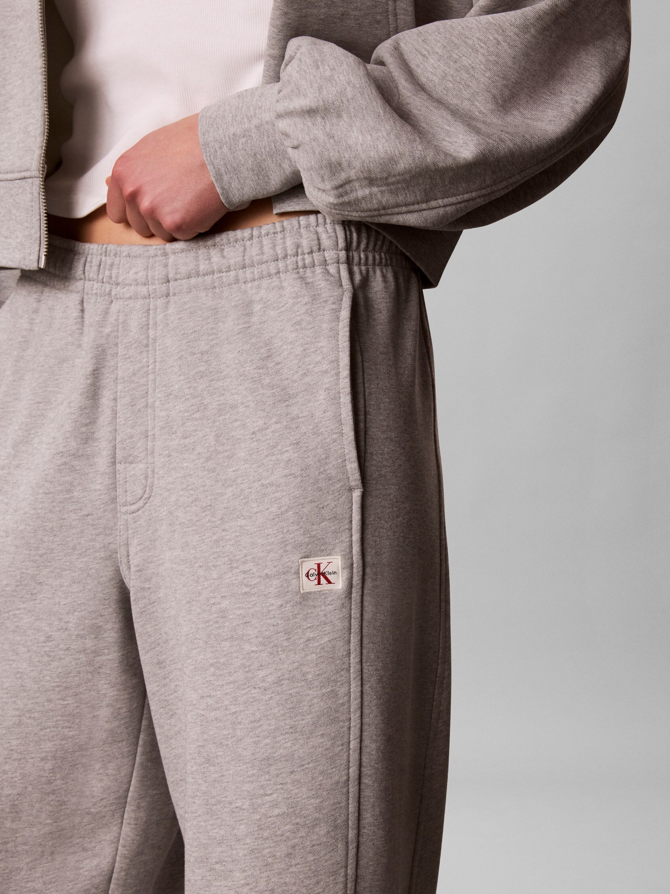 Sweathose CALVIN KLEIN "A- FRENCH TERRY BADGE LOGO PANT", Damen, Gr. XS, N-Gr, beige (heroic grau heather), Sweatware, Obermaterial: 100% Baumwolle, weit lang, Hosen Sweathose, mit weitem Bein heroic grau heather XS, N-Gr