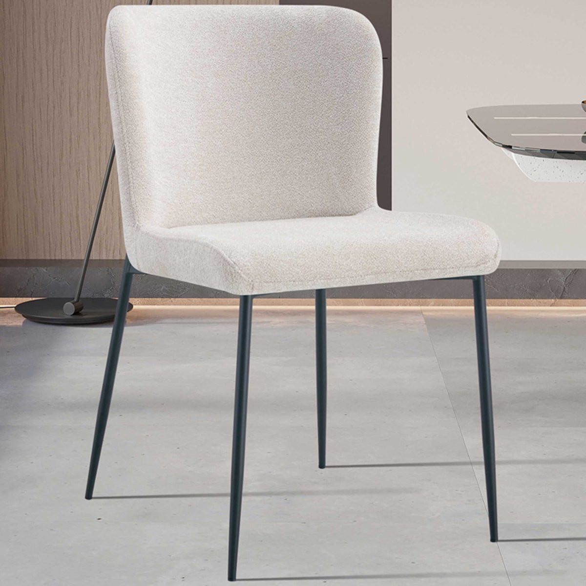 Eetkamerstoel Lisa Beige – Luxe Stof – Zwarte Metalen Poten – Rousseau