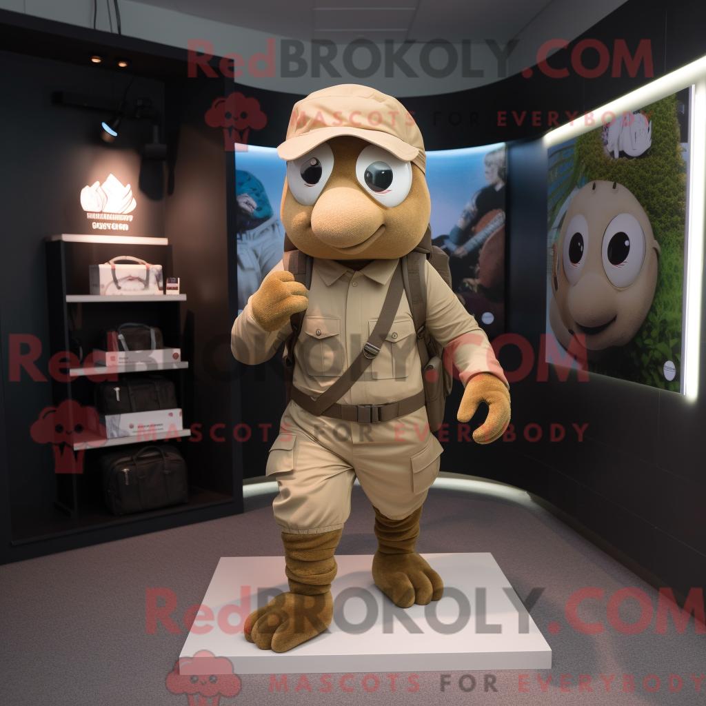 Hellbraunes REDBROKOLY Maskottchenkostüm des Special Air Service mit Laufshorts und Aktentasche