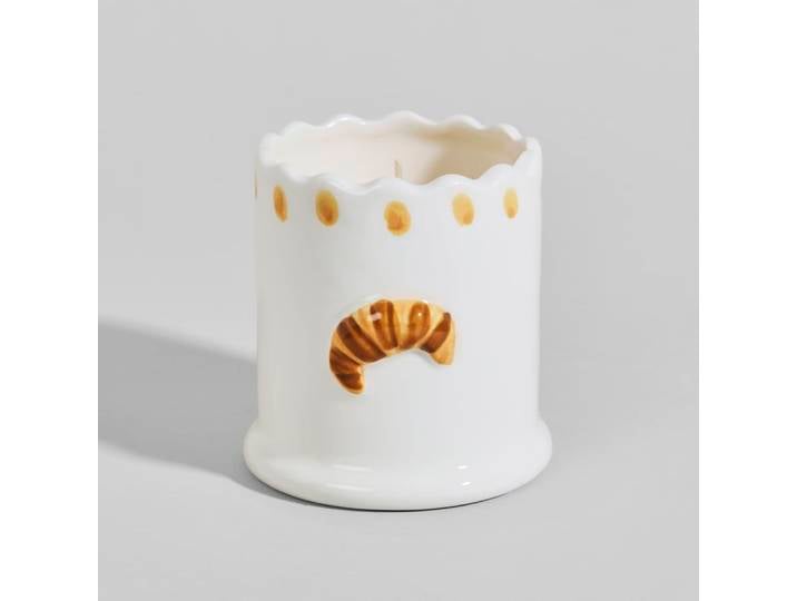 Duftkerze aus Keramik mit Halbmondmotiv, Duftrichtung „Croissant“.