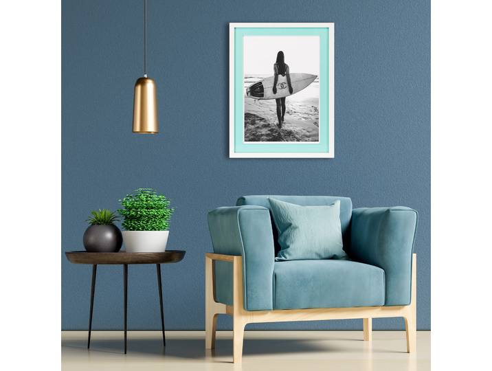 Bild mit Rahmen QUEENCE Frau, Logo, Surfbrett schwarz weiß , blau (farbe rahmen: weiß, farbe bild(er): türkis), B:40cm H:50cm T:2cm, Acrylglas, Holz, Bilder, Bild mit Rahmen, Poster mit buntem Acrylglas Passepartout