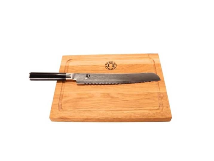 Palatina Werkstatt ® Kai Shun Classic Angebotsset ultrascharfes DM-0705 Brotmesser 23 cm Klinge aus 32-Lagen Damaststahl + Schneidebrett aus Eichenholz 30x22 cm