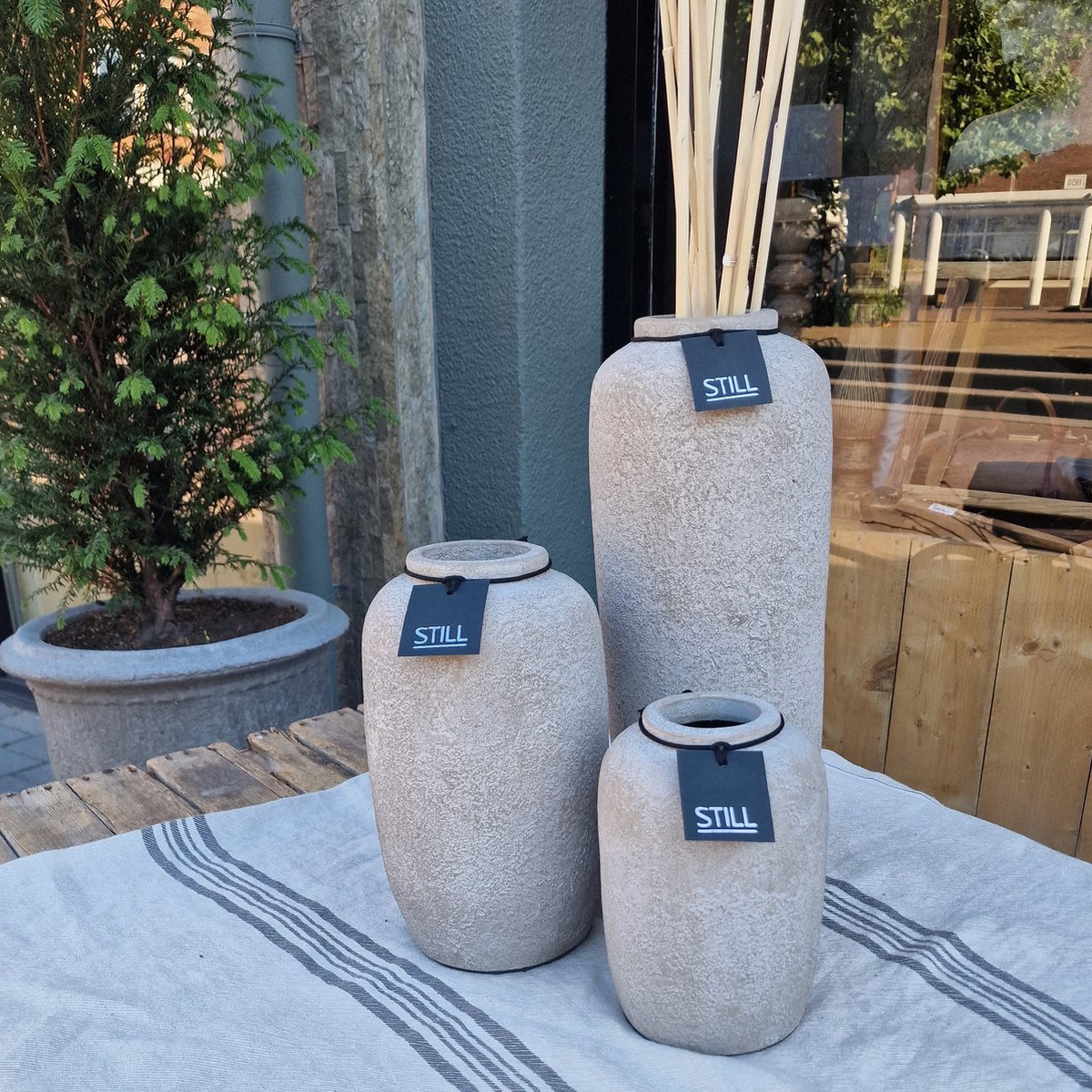 STILL-flesvaas Large in kleur Light (Beige/Zand) aardewerk, Hoogte: 45 cm