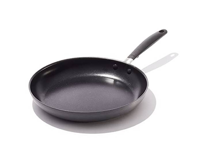 OXO Good Grips 30,5 cm Bratpfanne, 3-lagige deutsche Antihaftbeschichtung, Edelstahlgriff mit rutschfestem Silikon, Schwarz