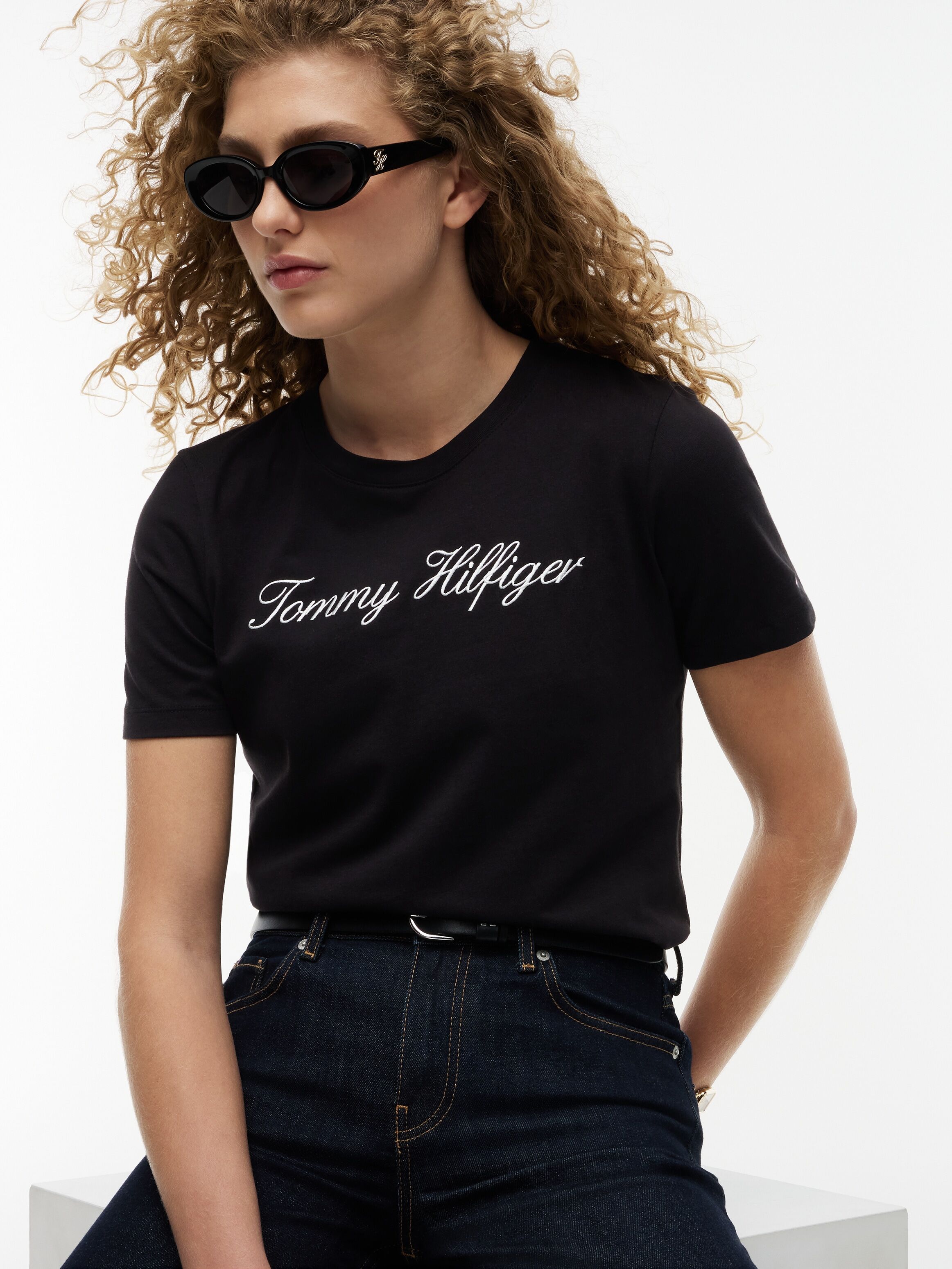 T-Shirt TOMMY HILFIGER "NOS SCRIPT REGULAR C-NK SHORT SLEEVE", Damen, Gr. XXS, schwarz (nos schwarz), Jersey, Obermaterial: 100% Baumwolle, unifarben, regular fit normal, Rundhals, abgesteppte Kante, Shirts T-Shirt, mit Rundhals und kontrastfarbener Stick