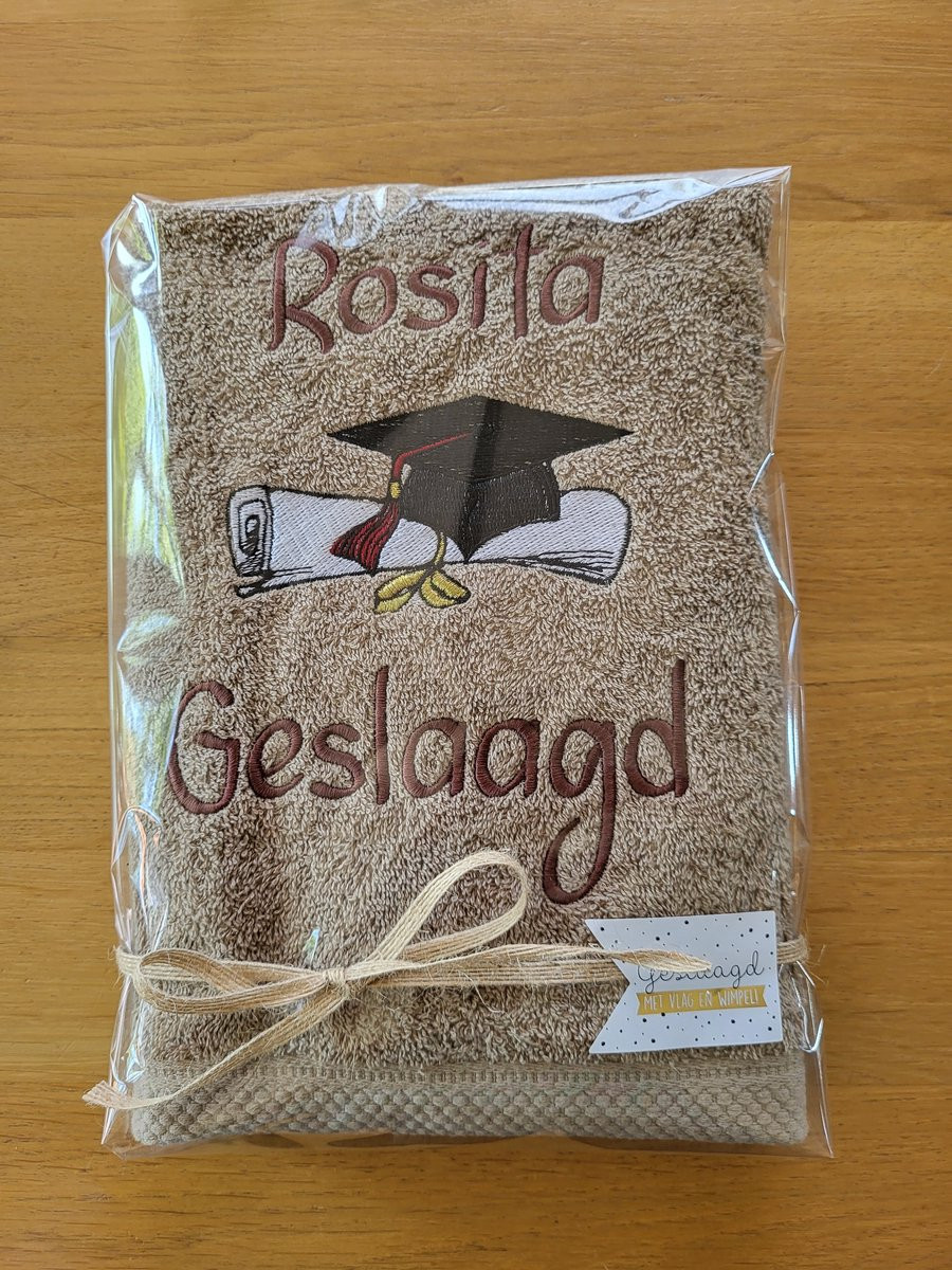 Gepersonaliseerde handdoek voor volwassenen met geborduurde tekst geslaagd of diploma