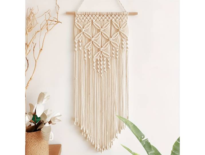 Décoration murale en macramé polyester-coton avec franges, motif trèfle et grille diamantée, pour une décoration intérieure bohème et tendance.